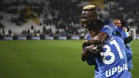 Pemain Napoli, Giacomo Raspadori dan Victor Osimhen merayakan kemenangan laga pekan ke-31 Liga Italia 2022/2023 di Allianz Stadium, Turin, Italia, Senin (24/04/2023) WIB. Il Poartenopei berhasil meraih kemenangan dengan skor 1-0. (AP Photo/LaPresse/Marco Alpozzi)