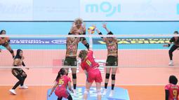 Kemenangan pertama Electric PLN diraih atas Gresik Petrokimia Pupuk Indonesia dengan skor meyakinkan 3-0 (25-22, 25-19, 25-18). (Dok. Moji)