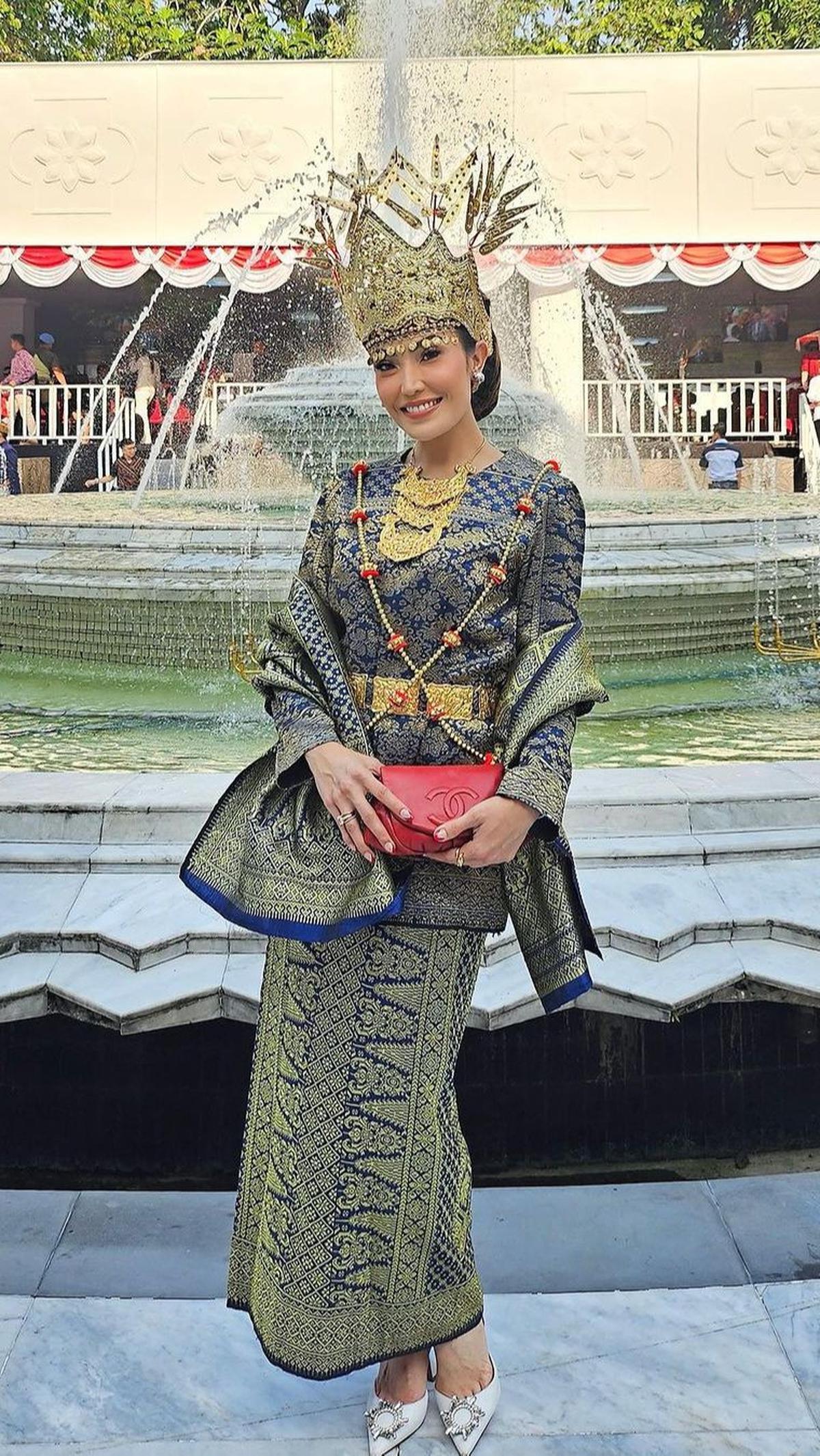 Presenter ternama Ayu Dewi juga hadir di upacara HUT ke-78 RI. Pada kesempatan ini, Ayu memilih busana adat Lampung sebagai outfit menghadiri undangan kepresidenan.