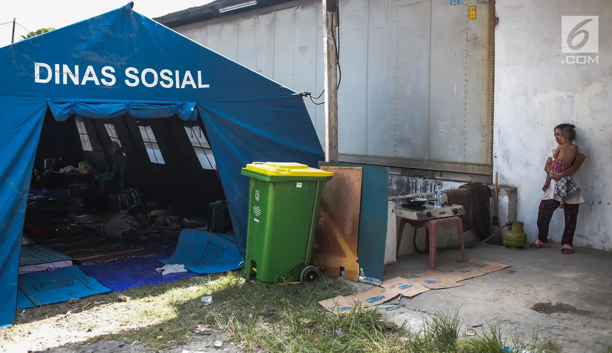 Suasana tenda pengungsian korban rumah ambles di Lodan Raya, Pademangan, Jakarta Utara, Kamis (22/11). Sebanyak delapan kepala keluarga (KK) mengungsi ke tenda sementara akibat rumah mereka ambles. (Liputan6.com/Faizal Fanani)