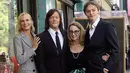 <p>Aktor Norman Reedus (kedua kiri) berpose dengan pasangannya Diane Kruger (kiri), ibunya Marianne (kedua kanan), dan putranya Mingus (kanan) saat upacara untuk memberinya bintang di Hollywood Walk of Fame, Los Angeles, Amerika Serikat, 27 September 2022. Upacara tersebut merupakan salah satu dari beberapa kali Reedus tampil di depan umum bersama keluarganya. (AP Photo/Chris Pizzello)</p>