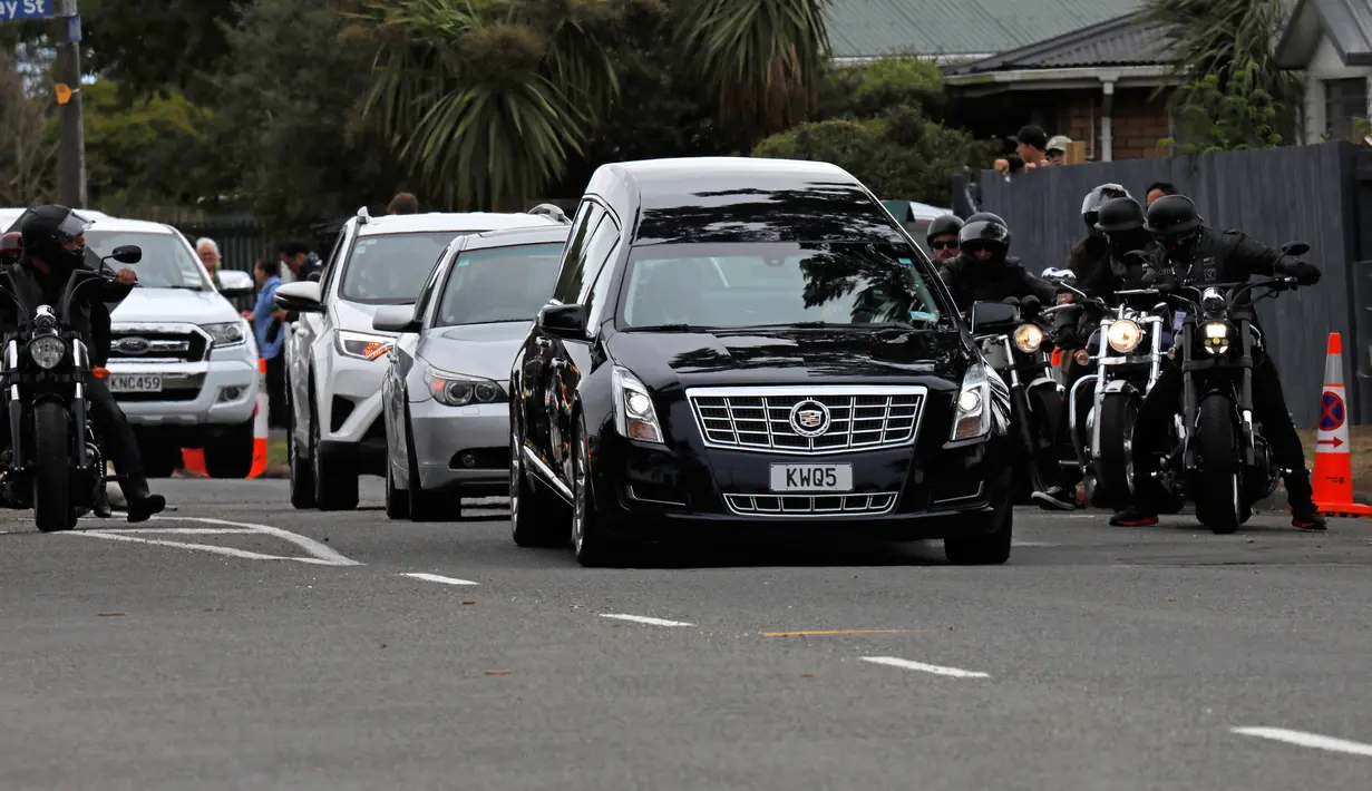 Mobil jenazah tiba membawa jasad seorang korban serangan kembar masjid di Christchurch untuk dimakamkan di Memorial Park Cemetery, Selandia Baru, Kamis (21/3). Pemakaman Daoud Nabi itu dikawal oleh geng motor sebagai bentuk solidaritas. (AP/Vincent Yu)