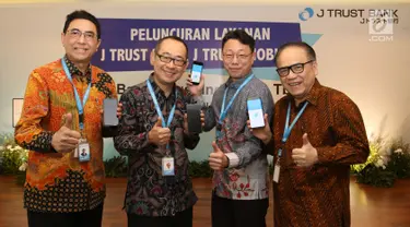 Dirut PT Bank JTrust Indonesia Tbk. (J Trust Bank) Ritsuo Fukadai (kedua kiri) bersama jajaran direksi Felix I. Hartadi, Helmi A. Hidayat dan Cho Won June, meluncurkan J Trust NET Individual dan J Trust Mobile di Jakarta, Rabu (21/8/2019). (Liputan6.com/HO/Ady)