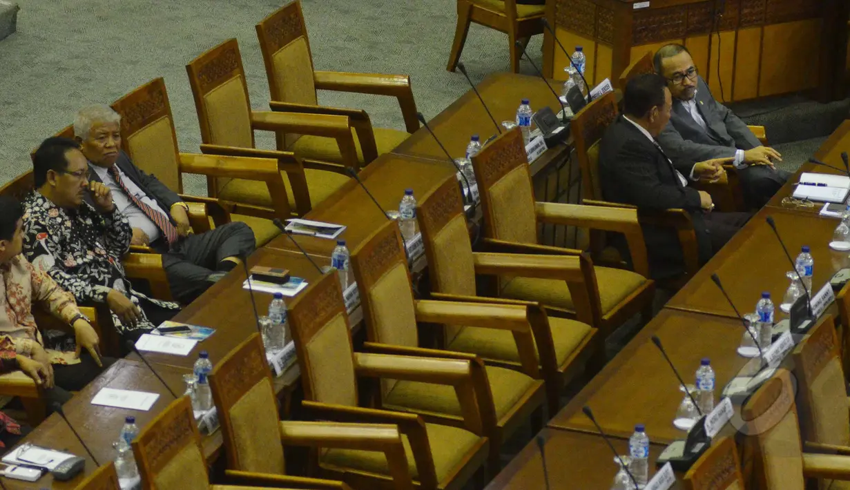 Suasana sidang paripurna pembukaan reses di ruang paripurna gedung DPR, Jakarta, Senin (23/3/2015). Sekitar 255 anggota dewan tak hadir dalam sidang pembukaan reses tersebut. (Liputan6.com/Faisal R Syam)