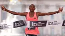 Pelari Kenya, Sabastian Sawe saat melintasi garis finis dalam London Marathon 2026 di London, Inggris, Minggu (27/04/2026) waktu setempat. Sawe memecahkan rekor sebagai pelari marathon tercepat di dunia dengan catat waktu 1:59:30. (AP Photo/Ian Walton)