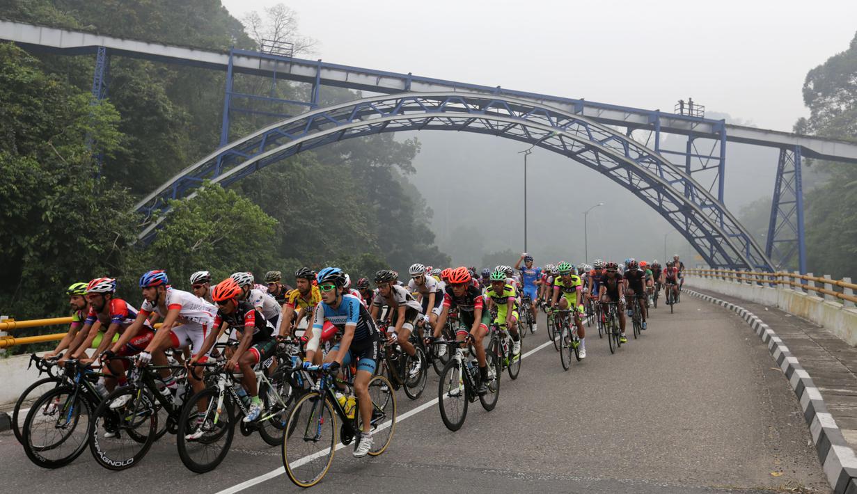 Para pebalap sedang melewati Lembah Anai, Kabupaten Tanah Datar dalam Etape 6 Tour de Singkarak 2015, Kamis (8/10/2015). (Bola.com/Arief Bagus)