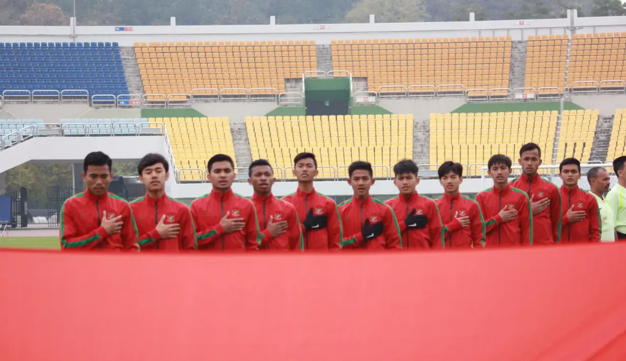 Pemain Timnas Indonesia U-19 menyanyikan lagu Indonesia Raya sebelum laga melawan Timor Leste pada laga Kualifikasi Piala Asia 2017 di Stadion Paju Public, Korea Selatan, 2/11/2017). Indonesia menang 5-0. (PSSI/Bandung Saputra)