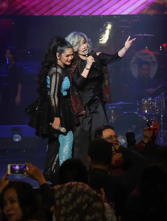 Reza pun juga mengatakan bahwa kedatangannya ke konser mama Ina, ia mengajak ibu dan adik-adiknya. Pasalnya, sang mama lah yang mengenalkan Reza dengan lagu-lagu hits Vina Panduwinata. (Nurwahyunan/Bintang.com)