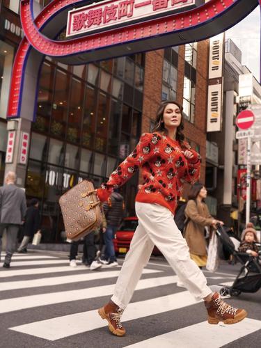 Gaya Tahun Baru Imlek Luna Maya Dengan Gucci X Mickey Mouse Fashion Fimela Com