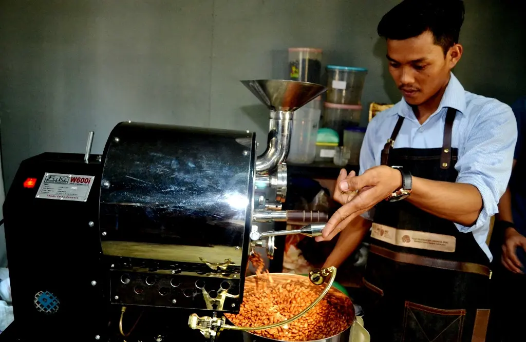 Fauzi Ladesang, seorang produsen kopi premium asal Kepahiang Bengkulu tengah melakukan proses pembakaran atau roasting biji kopi (/Yuliardi Hardjo)