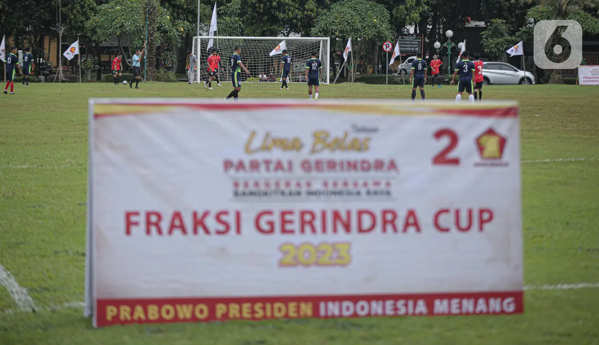 Pertandingan sepak bola dalam rangkaian HUT Gerindra ke-15 di Lapangan Sepak bola DPR RI, Jakarta, Selasa (31/1/2023). Sejumlah kegiatan dilaksanakan dalam rangkaian HUT Gerinda Ke-15 yang digelar sederhana dan tidak secara foya-foya. (Liputan6.com/Faizal Fanani)