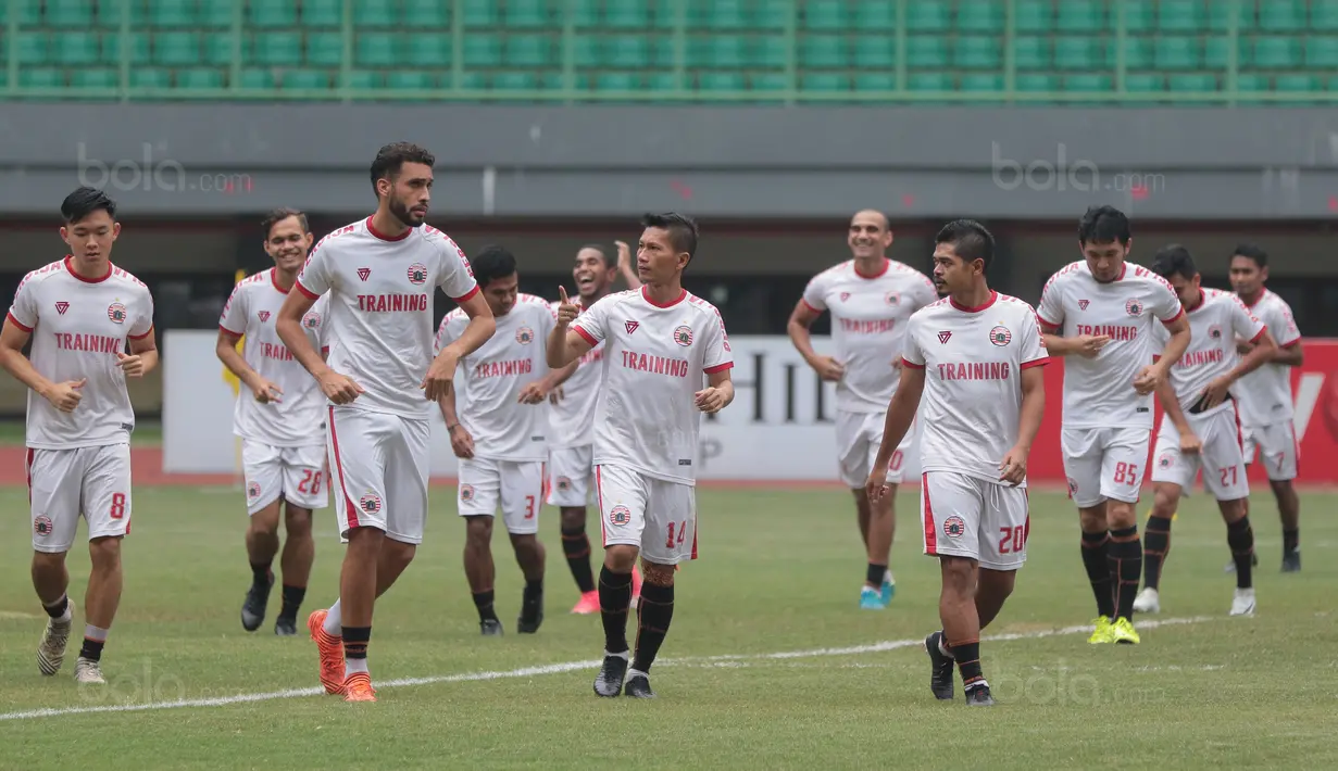 Para pemain Persija Jakarta melakukan pemanasan saat sesi latihan di Stadion Patriot Bekasi, Sabtu (11/11/2017). Latihan tersebut jelang melawan Bhayangkara FC. (Bola.com/Nicklas Hanoatubun)