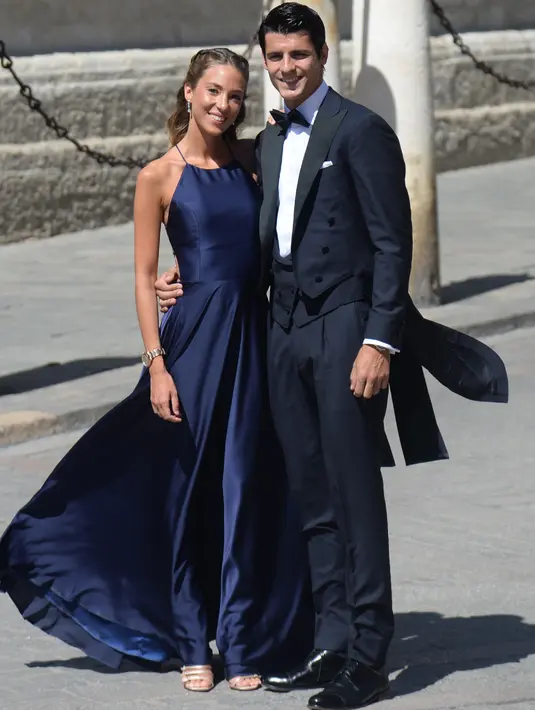 Penyerang Spanyol, Alvaro Morata dan istrinya Alice Campello berpose saat tiba di gereja menghadiri upacara pernikahan bek Sergio Ramos dan Pilar Rubio di Katedral Seville, Spanyol (15/6/2019). (AFP Photo/Cristina Quicler)