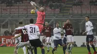 Kiper Crotone, Cordaz, berusaha menghalau sundulan Leonardo Bonucci pada laga Serie A di Stadion San Siro, Milan, Sabtu (6/1/2018). AC Milan menang 1-0 atas Crotone. (AP/Luca Bruno)