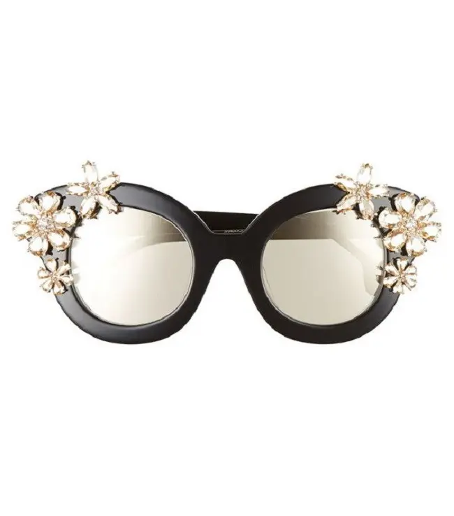 Coba tampil lebih chic dengan sunglasses berbingkai embellished yang trendi. (Foto: www.whowhatwear.com)