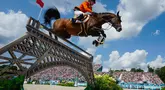 Harrie Smolders dari Belanda, menunggangi Uricas V/D, Kattevennen saat final Lompat Rintangan Beregu Berkuda, di Olimpiade Musim Panas 2024, Jumat, 2 Agustus 2024, di Versailles, Prancis. (AP Photo/Mosa'ab Elshamy)