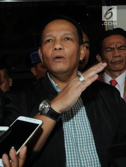 Mantan Kasau Marsekal (Purn) Agus Supriatna menjawab pertanyaan wartawan usai menjalani pemeriksaan di gedung KPK, Jakarta, Rabu (6/6). Agus Supriatna diperiksa sebagai saksi untuk tersangka Irfan Kurnia. (Merdeka.com/Dwi Narwoko)