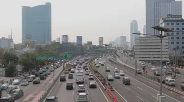 Kendaraan melintas di ruas tol dalam kota di Jakarta, Minggu (1/11/2015). Sebanyak 15 ruas tol mengalami kenaikan tarif per 1 November. (Liputan6.com/Angga Yuniar)