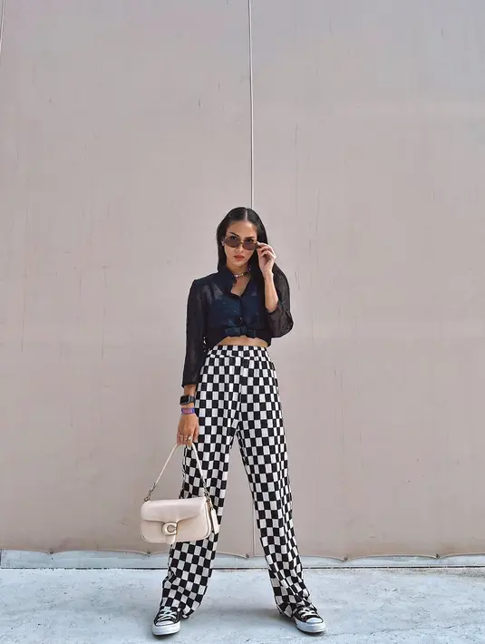 <p>Memberi kesan retro pada motif celana seperti Aulia Sarah si Badarawuhi. (Instagram @owliasarah)</p>