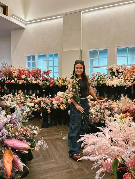 Marsha Aruan terlihat memadukan tank top hitam dengan denim cargo pants biru tua. [Foto: Instagram/aruanmarsha]