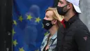 Sejumlah orang yang mengenakan masker berjalan di Brussel, Belgia, pada 8 November 2020. Kasus COVID-19 global melampaui angka 50 juta pada Minggu (8/11), menurut lembaga Center for Systems Science and Engineering (CSSE) di Universitas Johns Hopkins. (Xinhua/Zheng Huansong)