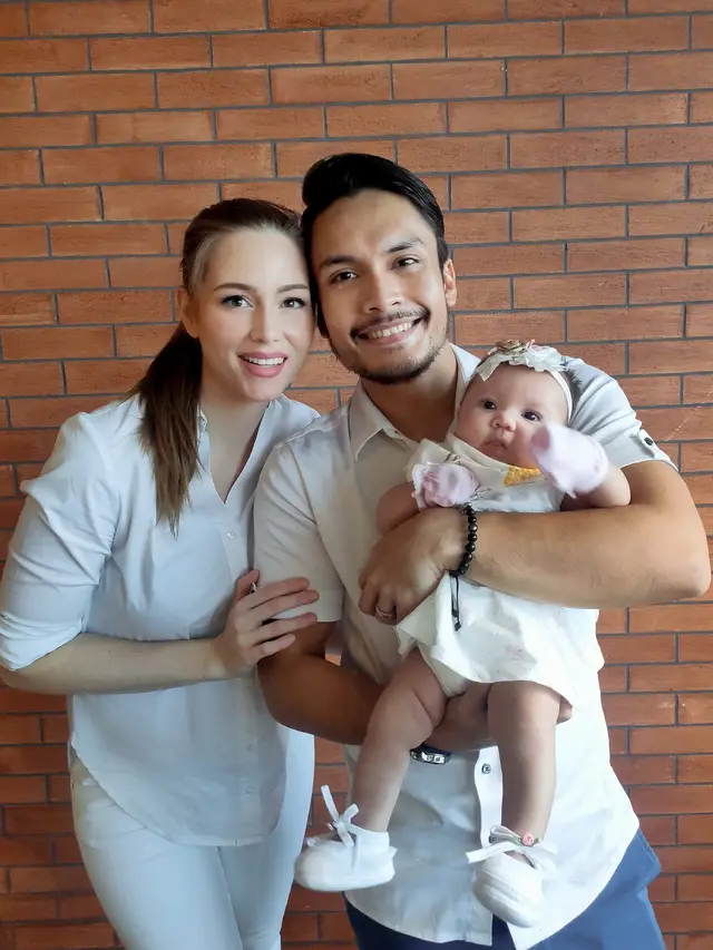 Tiga Tahun Menikah, Ini 7 Pemotretan Randy Pangalila Bersama Istri dan Anak