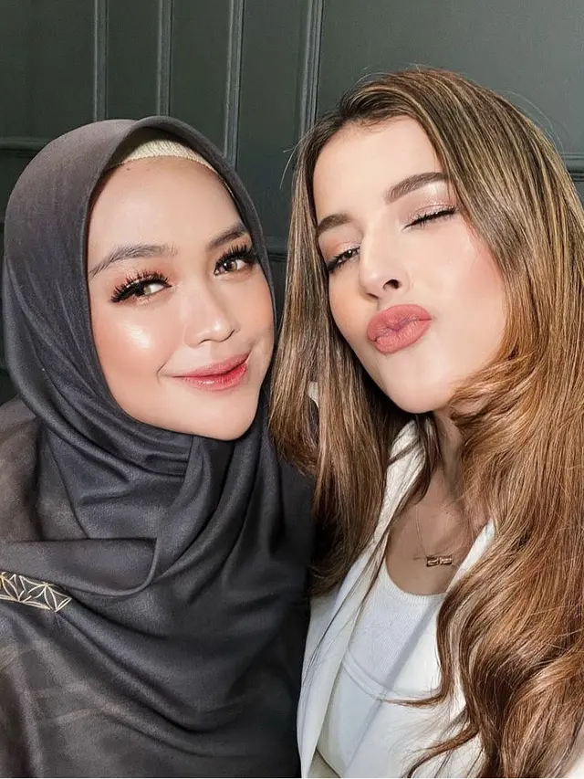 Tasya Farasya Ubah Wajah Ria Ricis dengan Gaya Makeup Korean Look