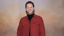 Derek Blasberg juga tampil menawan dengan sweater turtleneck hitam yang dilayer dengan double-breasted jacket berwarna merah bata, dipadunya dengan celana jeans hitam, dan sepatu hitam. Foto: Document/Louis Vuitton.