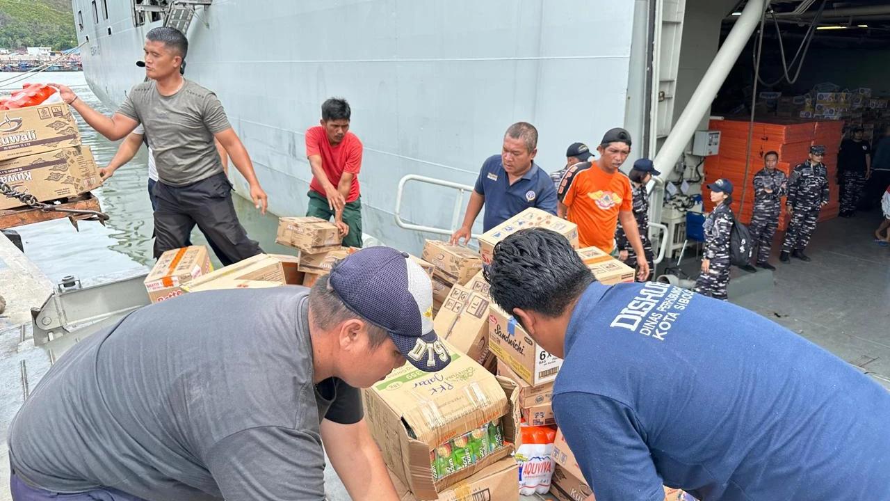 TNI AL Debarkasi Ratusan Ton Bantuan Kemanusiaan di Sibolga