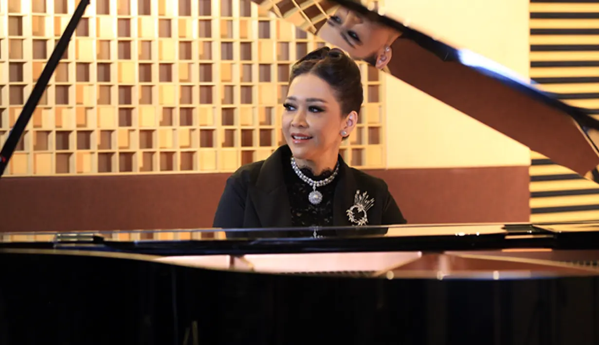 "Bisa dibilang perjalanannya panjang banget. Setiap hari tongkrongin rumah bunda (Maia). Sampai nangis-nangis karena waktu itu kan aku lagi ada masalah rumah tangga juga," kata Tata Janeta. (Deki Prayoga/Bintang.com)