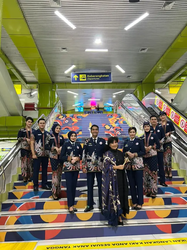Anne Avantie Luncurkan Seragam Cinta Indonesia untuk Awak PT KAI, Padukan Truntum dan Sawunggaling