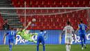 Gelandang Yunani, Anastasios Bakasetas (kanan) melakukan eksekusi penalti yang berbuah gol penyeimbang 1-1 ke gawang Spanyol dalam laga Kualifikasi Piala Dunia 2022 Zona Eropa Grup B di Los Carmenes Stadium, Granada, Kamis (25/3/2021). Yunani bermain imbang 1-1 dengan Spanyol. (AP/Fermin Rodriguez)