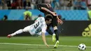 Pemain Argentina, Nicolas Tagliafico merebut bola dari pemain Kroasia, Mario Mandzukic pada pertandingan Grup D Piala Dunia 2018 di Nizhy Novgorod Stadium, Rusia, Jumat (22/6). Menghadapi Kroasia, Argentina takluk dengan skor 0-3.. (AP/Petr David Josek)