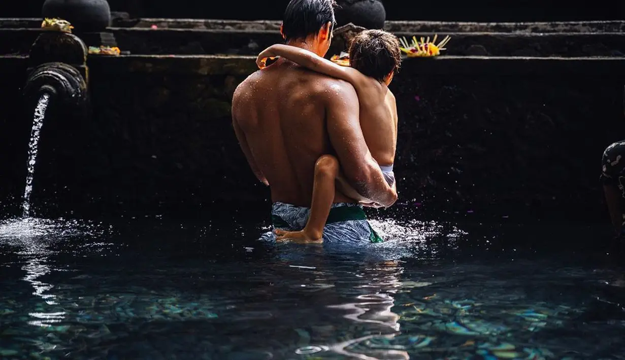 Bukan hanya dengan Richard Kyle saja putra Jessica Iskandar dekat tapi juga keluarga besarnya. Bahkan, El sudah dianggap cucu oleh mereka. (Liputan6.com/IG/@richo_kyle)