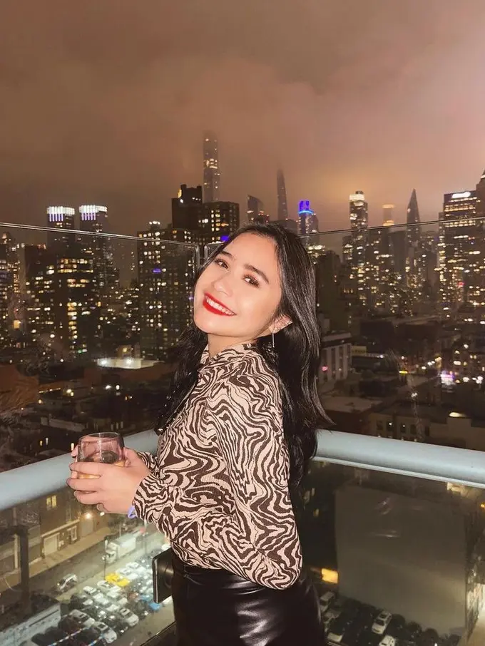 Gaya Fashionable Prilly Latuconsina di Jalanan New York, Busana Super Ketat Jadi Sorotan