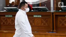 Terdakwa kasus pembunuhan Brigadir Yosua, Kuat Ma'ruf memberikan seusai menjalani sidang dengan agenda pembacaan vonis dari majelis hakim di PN Jakarta Selatan, Selasa (14/2/2023). Kuat divonis 15 tahun penjara dalam sidang pembacaan putusan perkara kasus pembunuhan berencana terhadap Brigadir Yosua. (Liputan6.com/Herman Zakharia)