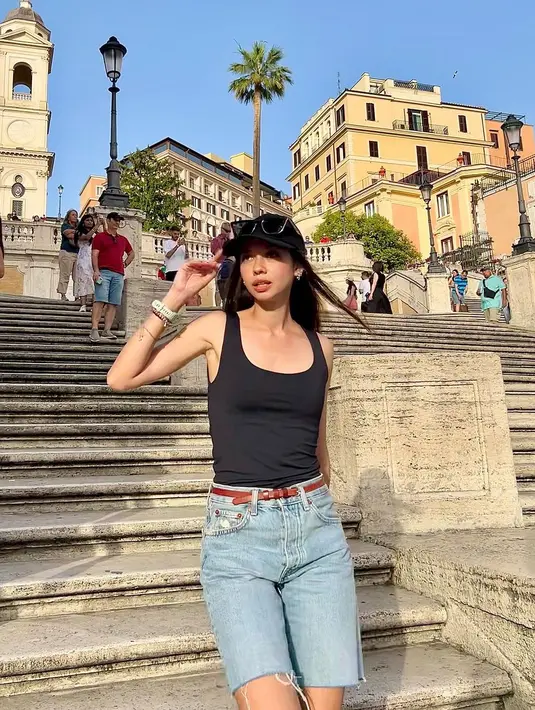Beralih ke Italia, Yuki Kato tampil simple mengenakan tank top dan denim shorts. Makin kece, pemeran Heart Series itu melengkapi gayanya dengan kacamata hitam. [Foto: IG/yukikt].