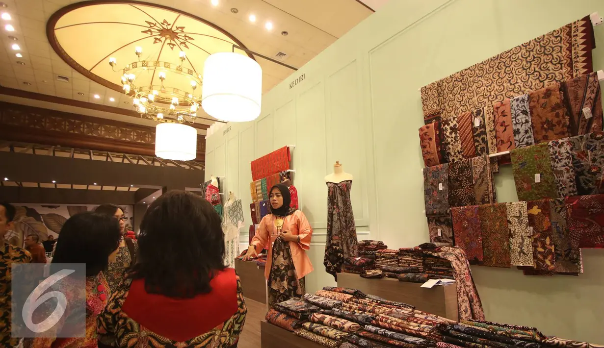 Peserta menenun saat pemeran bertajuk Karya Kreatif Indonesia di Jakarta, Jumat (26/8). Pameran tersebut diselenggarakan dalam rangka mempromosikan produk Usaha Mikro Kecil Menengah (UMKM) dari seluruh Indonesia. (Liputan6.com/Immanuel Antonius)