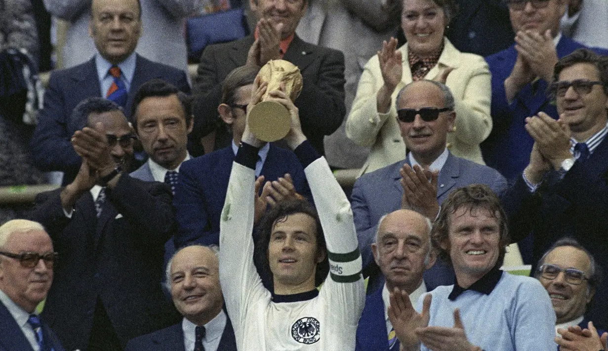 Catatan yang impresif di mana Beckenbauer berhasil merengkuh trofi Piala Dunia sebagai pemain dan manajer. (AP Photo, File)