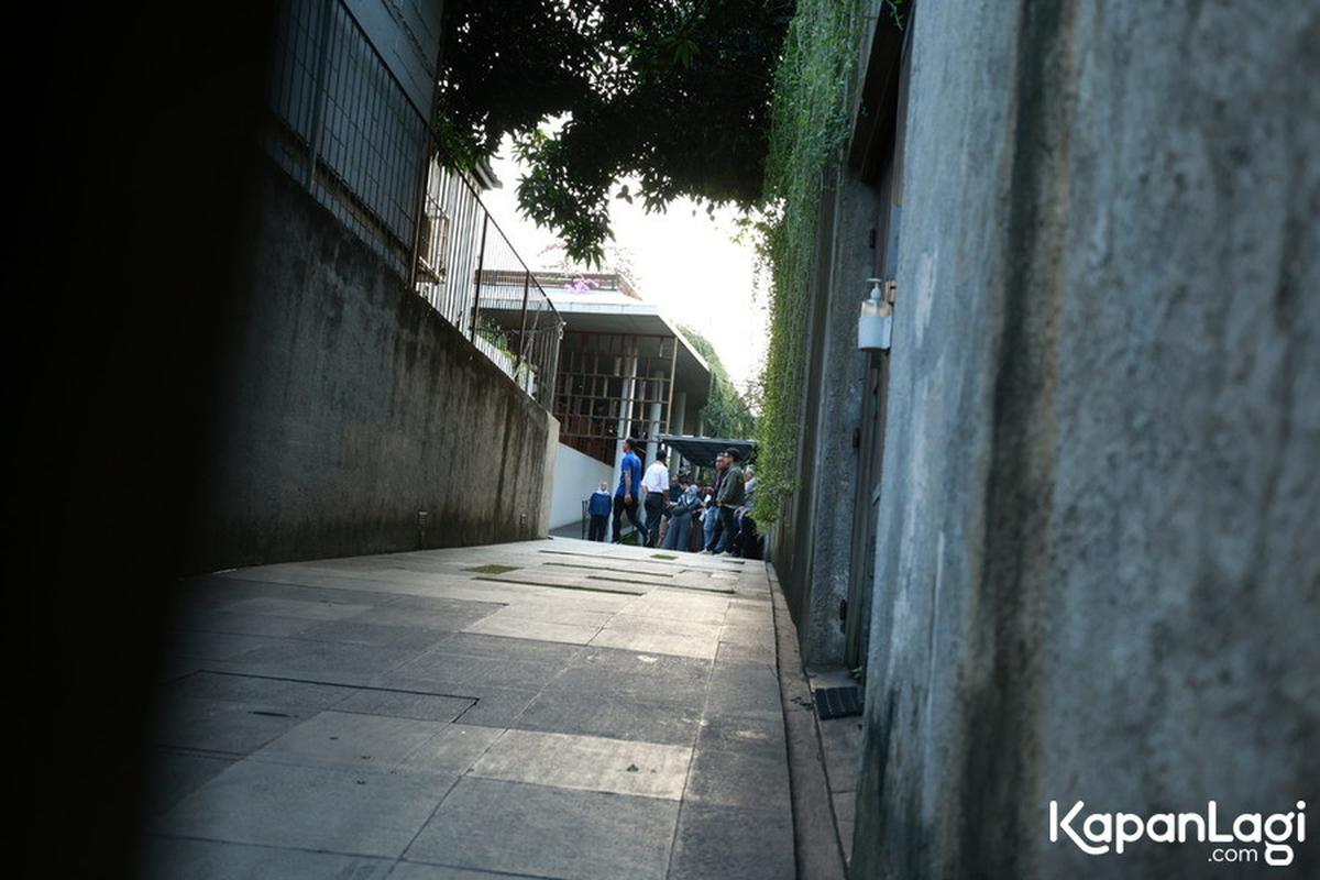 Ada Anies Baswedan - Ahok, Potret Suasana Rumah Duka Suami Najwa Shihab yang Sudah Ramai Didatangi Pelayat