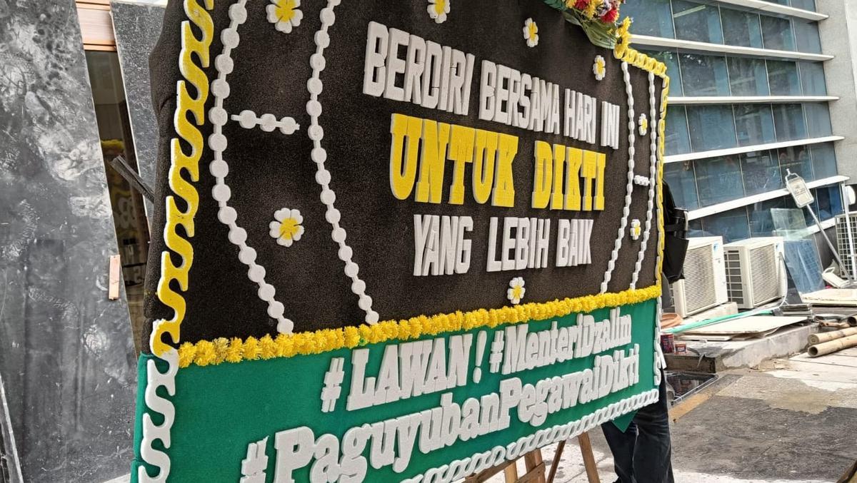 Karangan bunga untuk protes Mendiktisaintek Satryo Soemantri