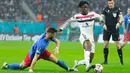 Mainoo berandil menjadi kreator gol yang memecah kebuntuan. Umpan silangnya ke tiang jauh berhasil menemui Dalot yang tinggal dengan mudah menyontek bola menjadi gol. (AP Photo/Andreea Alexandru)