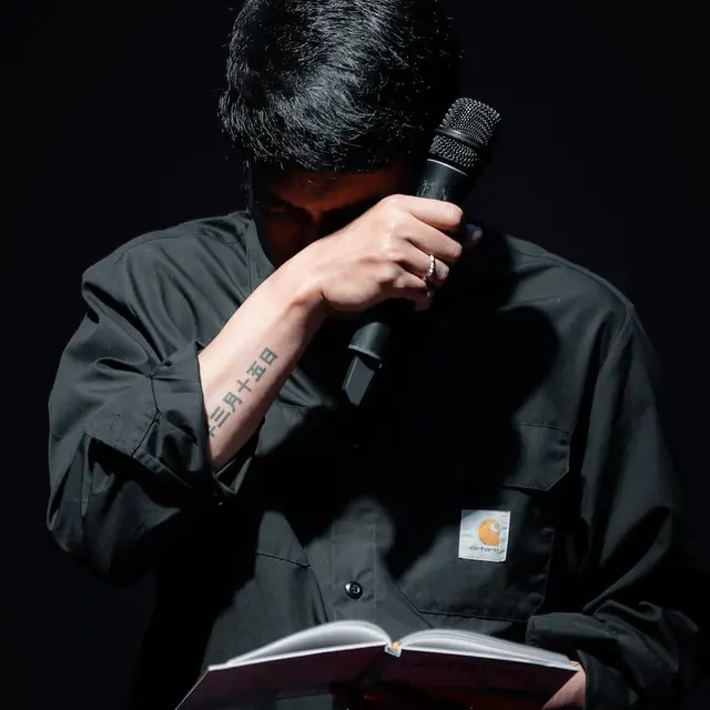 Momen haru 7 seleb bacakan puisi di peluncuran buku Natasha Rizky, Desta nangis tersedu-sedu