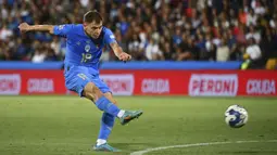 Gol pembuka Italia tercipta pada menit ke-30 lewat Nicolo Barella. Gelandang Inter Milan itu sukses melesatkan bola ke pojok gawang dan menghasilkan gol indah usai menerima umpan dari Leonardo Spinazzola. (LaPresse AP/Massiomo Paolone)