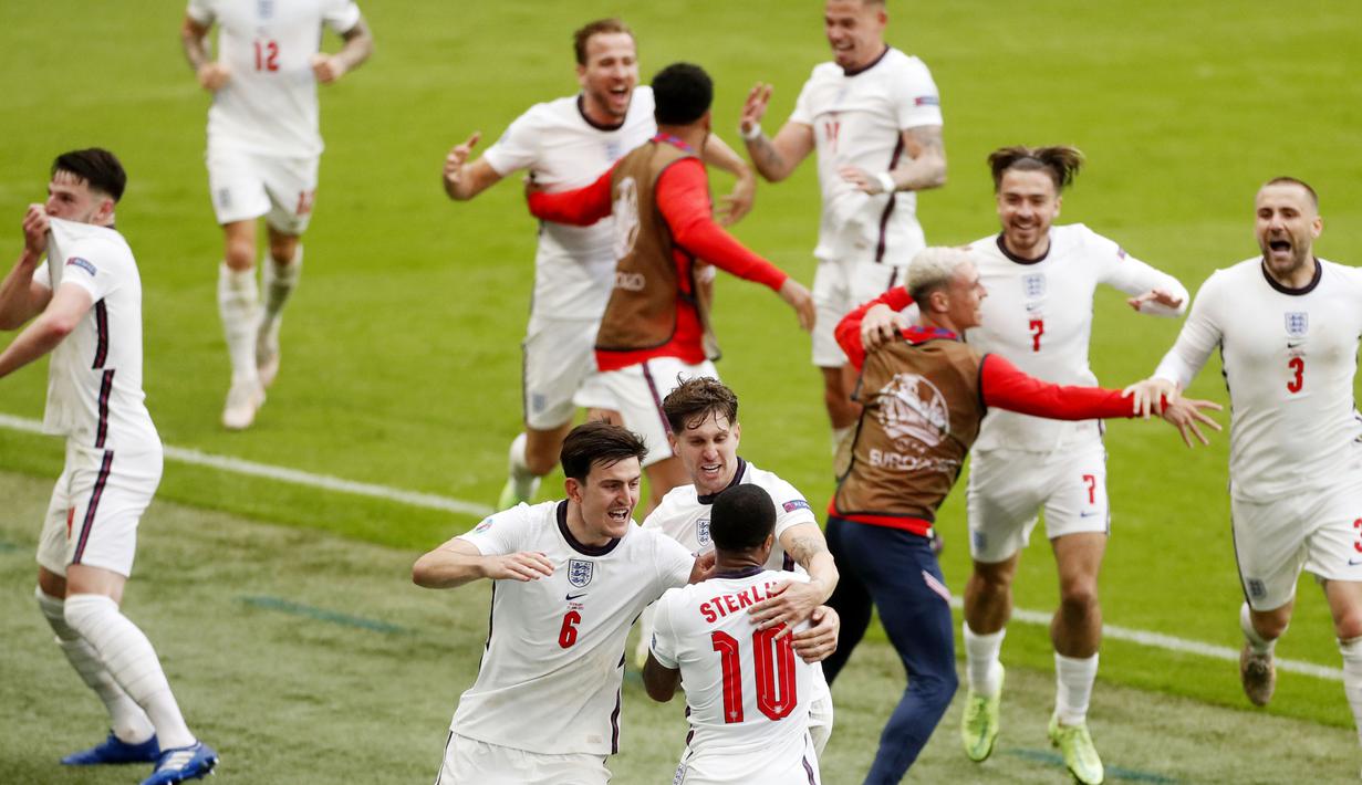 Para pemain Timnas Inggris tumpah ruah di lapangan saat merayakan gol yang dicetak oleh Raheem Sterling gol ke gawang Jerman pada babak 16 besar Euro 2020 di Stadion Wembley, Selasa (29/7/2021). (Matthew Childs/Pool via AP)