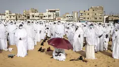 Pengikut komunitas Layene Senegal terlihat selama perayaan Tabaski (Idul Adha) di lingkungan populer Yoff di Dakar, Rabu (21/7/2021). Para jemaah mengenakan pakaian putih untuk merayakan hari raya umat Muslim yang dikenal di Senegal sebagai 'Tabaski'. (JOHN WESSELS / AFP)