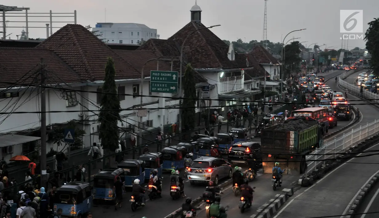 Kemacetan arus lalu lintas di depan Stasiun Jatinegara, Jakarta, Rabu (12/12). Kemacetan yang kerap kali terjadi, terutama pada jam sibuk akibat banyaknya angkutan umum, bajaj, hingga ojek yang memangkal di kawasan tersebut. (Merdeka.com/Iqbal S. Nugroho)