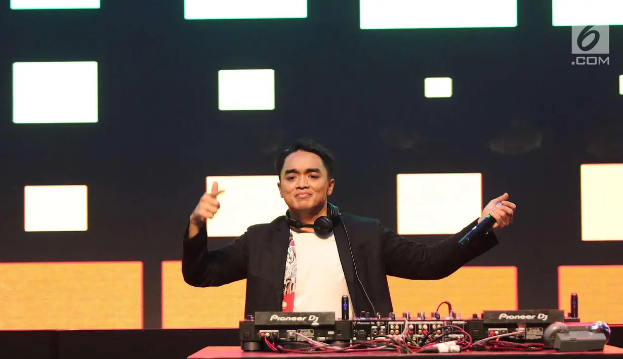 Aksi Dipha Barus menutup panggung XYZ Day Creator Award 2018  di Senayan City, Jakarta, Rabu (25/4). Tak hanya lagu-lagu bernuansa electronic dance music yang dibawakan, Dipha Barus juga menggubah beberapa lagu pop. (Liputan6.com/Immanuel Antonius)