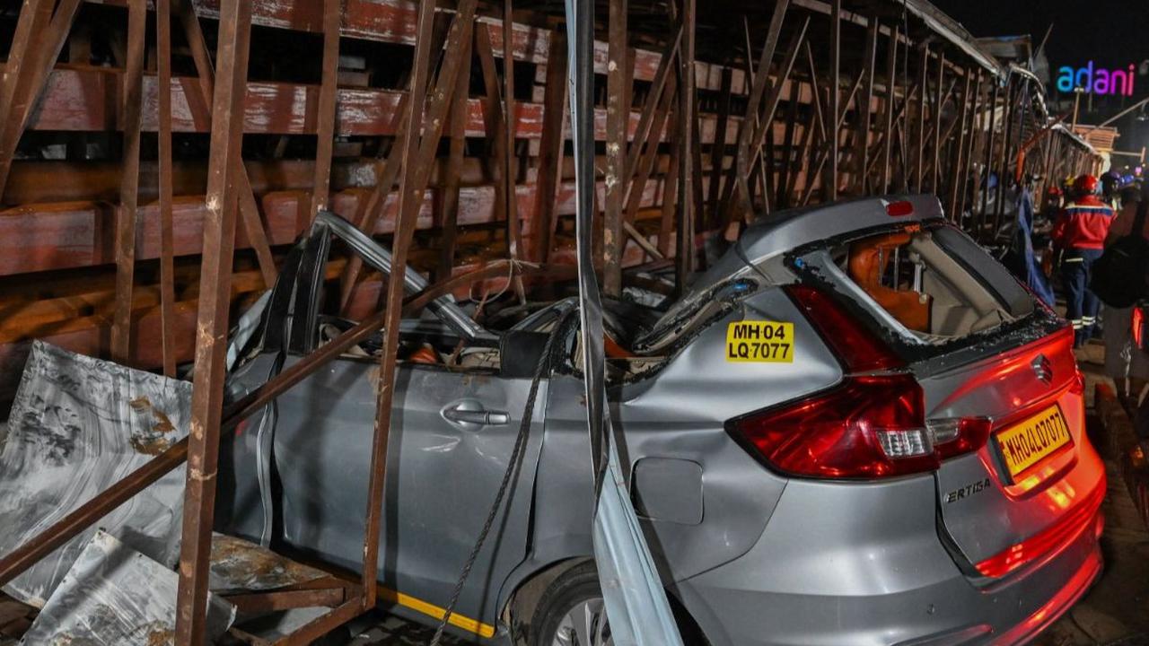 Kondisi sebuah mobil yang rusak berat setelah tertimpa papan reklame raksasa di Mumbai, India, pada 13 Mei 2024. Sebanyak 14 orang dilaporkan tewas ketika terjangan badai menyebabkan sebuan papan reklame raksasa runtuh.&nbsp;Foto: Punit Paranjpe/AFP