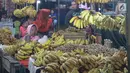 Pedagang menjual pisang dan kacang di pasar malam pada tradisi Malam Qunut di Desa Payunga, Kec. Batudaa, Kab. Gorontalo, Senin (20/5/2019). Tradisi Malam Qunut di Gorontalo dilakukan pada setiap pertengahan bulan Ramadan dengan beramai-ramai memakan pisang dan kacang. (Liputan6.com/Arfandi Ibrahim)